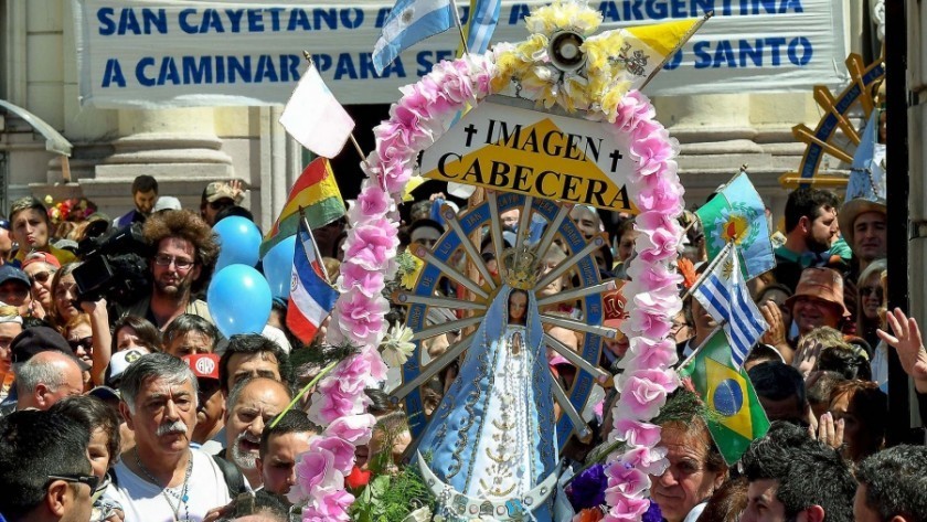 En medio de cánticos y